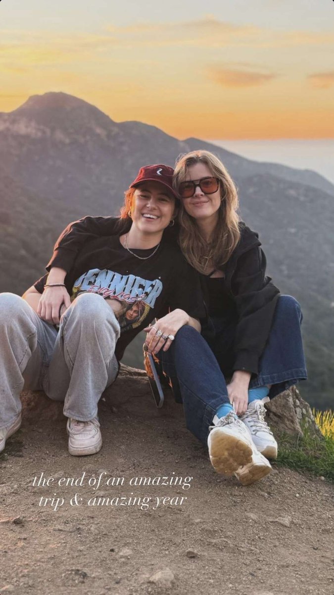 GAYCORNS!! 💕 I have an early Christmas present for you all. This Sunday, the 21st of Dec, at 7PM GMT, Game Award Best Performance winner Jennifer English!👑 + Aliona Parrynova will be playing GOTY Expedition 33🏆 It will be the last stream this year, so make sure to be there!😊