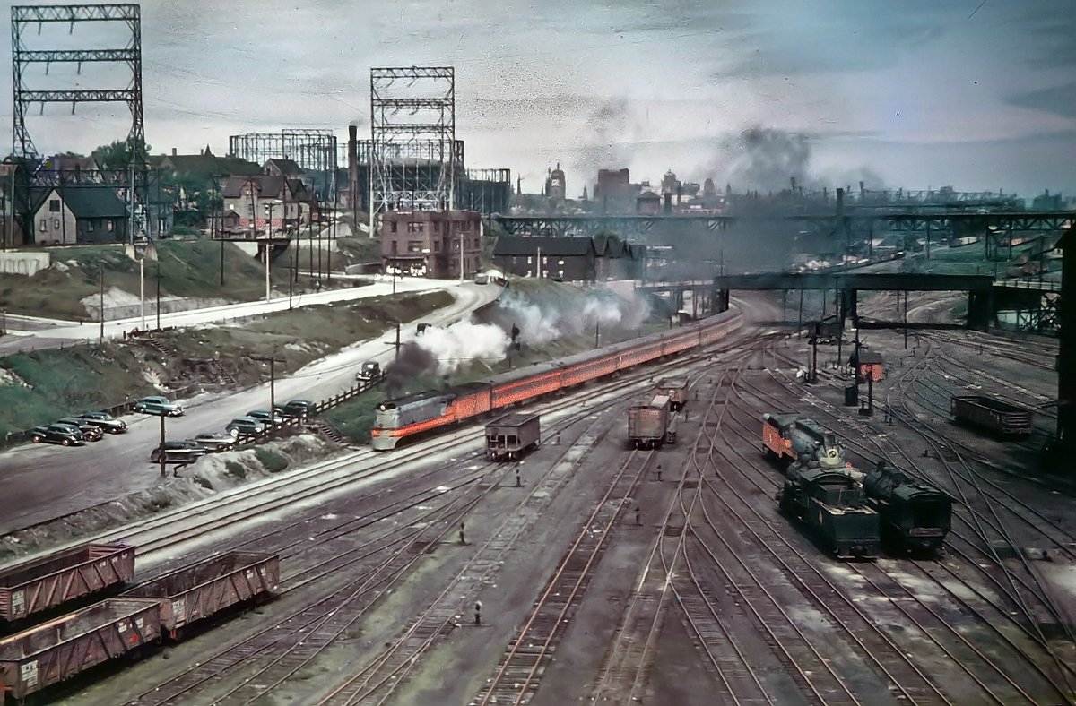 americanrails's tweet image. A Milwaukee Road 4-4-2 hustles the "Hiawatha" past the West Milwaukee engine terminal. No date listed but likely 1945-1949.  This train regularly reached speeds of 100 mph.  A. C. Kalmbach photo, Rick Burn collection.

american-rails.com/hiawatha.html