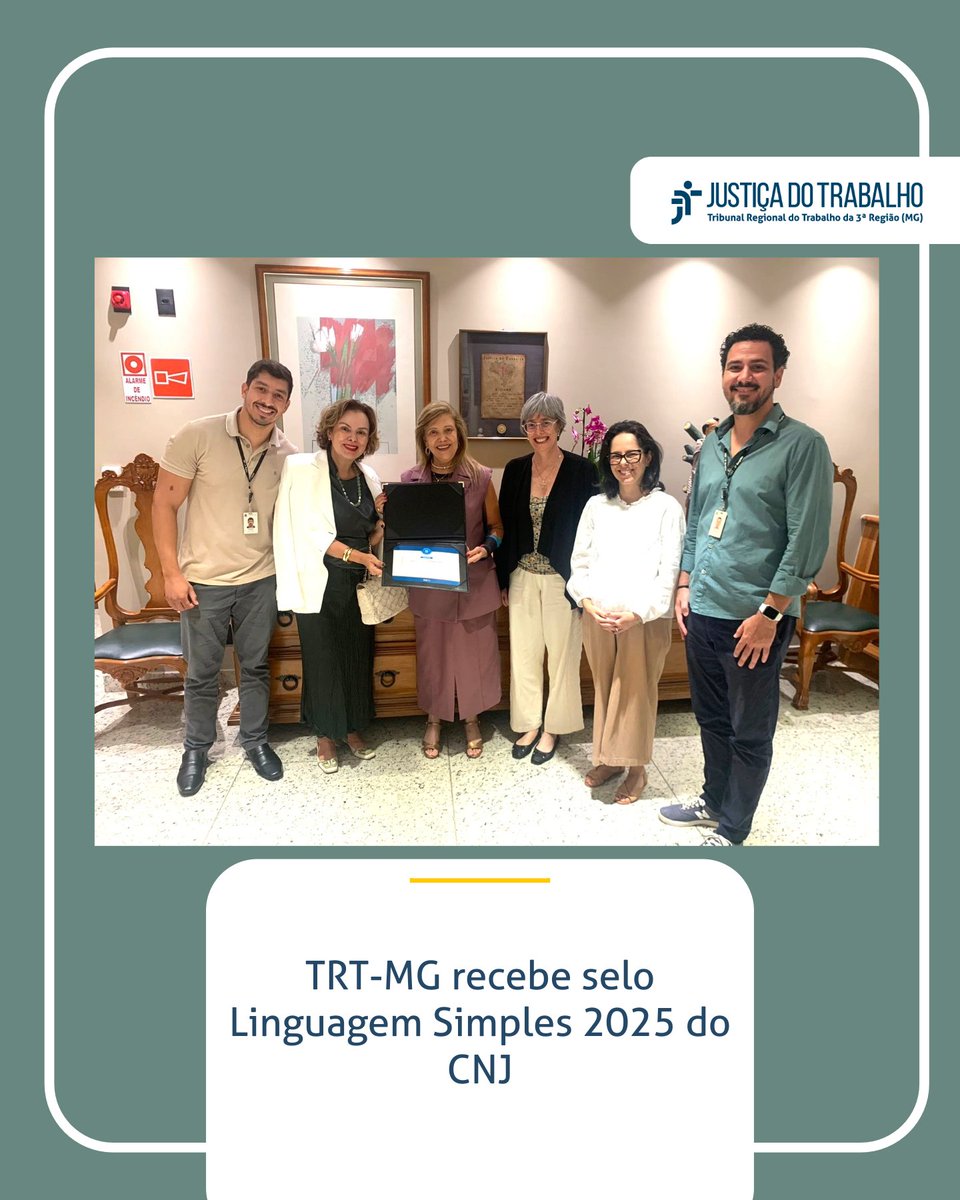 TRT-MG recebe selo Linguagem Simples 2025 do CNJ - tinyurl.com/3mjv3v65

#PraTodosVerem: card de fundo cinza com foto da presidente do TRT-MG, desembargadora Denise Alves, segurando certificado ao lado da desembargadora Jaqueline Monteiro e de servidores da Sege.