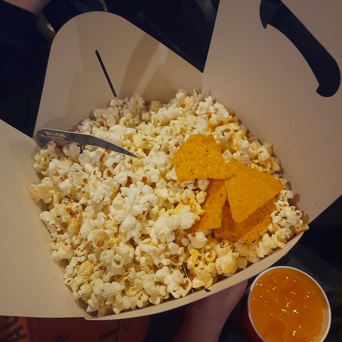 en <a href="/CineYelmo/">Cine Yelmo</a> han sacado palomitas sabor Doritos con algunos Doritos por ahí en medio, recomendado! 
Pd: pero no estaba para el estreno el bol de palomitas de Avatar :(