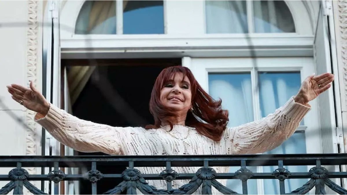 JorgeScala33's tweet image. Esquizofrenia judicial #Argentina 
CFK está en #prision domiciliaria por su condena a 6 años de cárcel.
Dos noticias del mismo día:
a) CFK recibió 175 sobornos, por $ 171.224.710 y u$s 613.000;
b) fue autorizada a salir al balcón dos horas diarias para hacer política.
@88lamaga