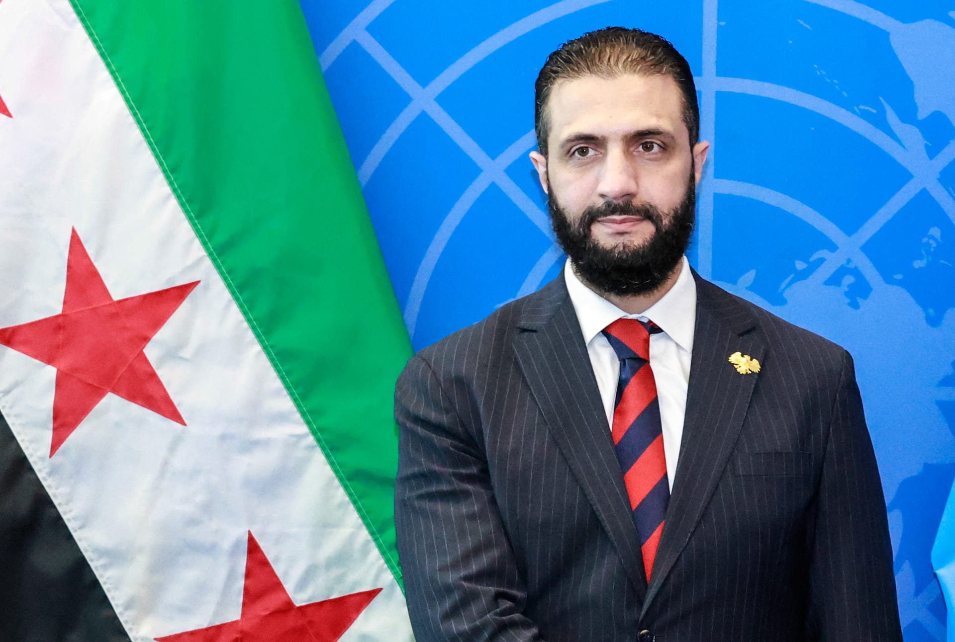 الرئيس أحمد الشرع في حديثه للشعب السوري اليوم : أهنئكم برفع العقوبات اليوم هو أول يوم بلا عقوبات على سوريا أتوجه بالشكر إلى فخامة الرئيس دونالد ترامب والأمير محمد بن سلمان ورجب طيب أردوغان والشيخ تميم بن حمد ذهب زمن الوجع وبدأ زمن البناء بإذن الله 