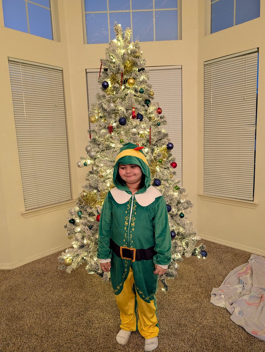twolf_JHS's tweet photo. Shelby loved dressing up this week at school. Her favorite was dressing up as Buddy the Elf. My goofy girl. https://t.co/xLpojdylDQ