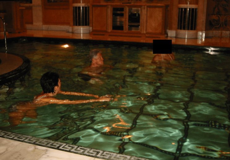 nicksortor's tweet image. 🚨 BREAKING: New photo of Bill Clinton swimming with Ghislaine Maxwell and a potential victim and/or minor

Per the Epstein Files Transparency Act, DOJ was specifically instructed only to redact the faces of victims and/or minors

This is pretty damning for Bill Clinton.