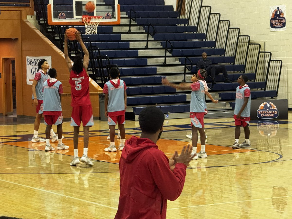 CoachHJones_87's tweet photo. It says alot about your program when your supporters support you in Vegas. Thanks so much for your support. #TooBadTooBold @DWCAthletics @DWCarterHS @dallasathletics @Carter__Hoops https://t.co/J1S3AwTfg7