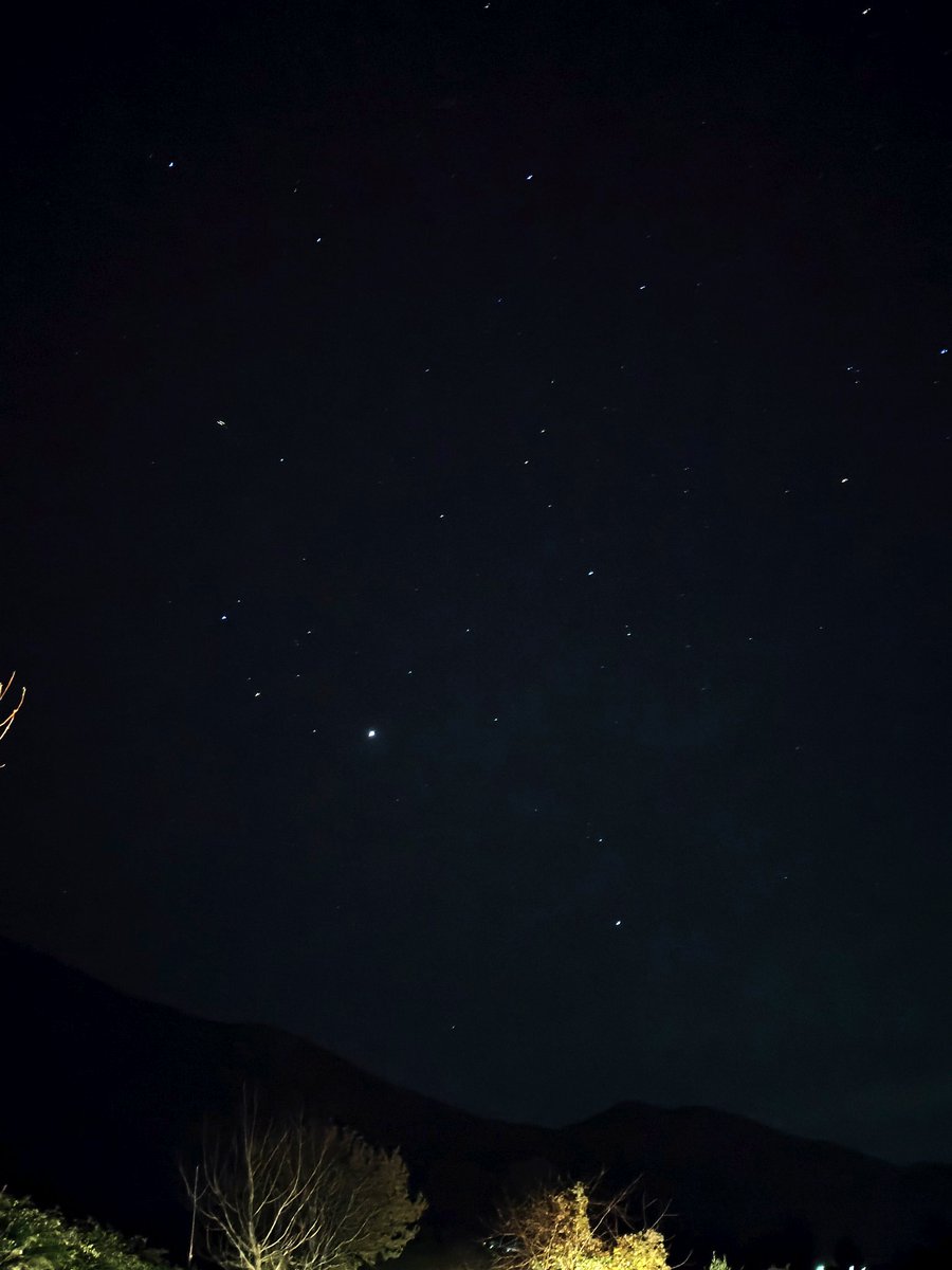 AGiuliaFiorillo's tweet photo. Stasera ci sono tantissime stelle in cielo e tutte ben visibili 😍 Stupende! 🫠✨✨✨
#stasera #tornandoacasa #cielo #stelle #guardandoilcielo #serenità #cielostellato #chemeraviglia https://t.co/yxLypTL50g