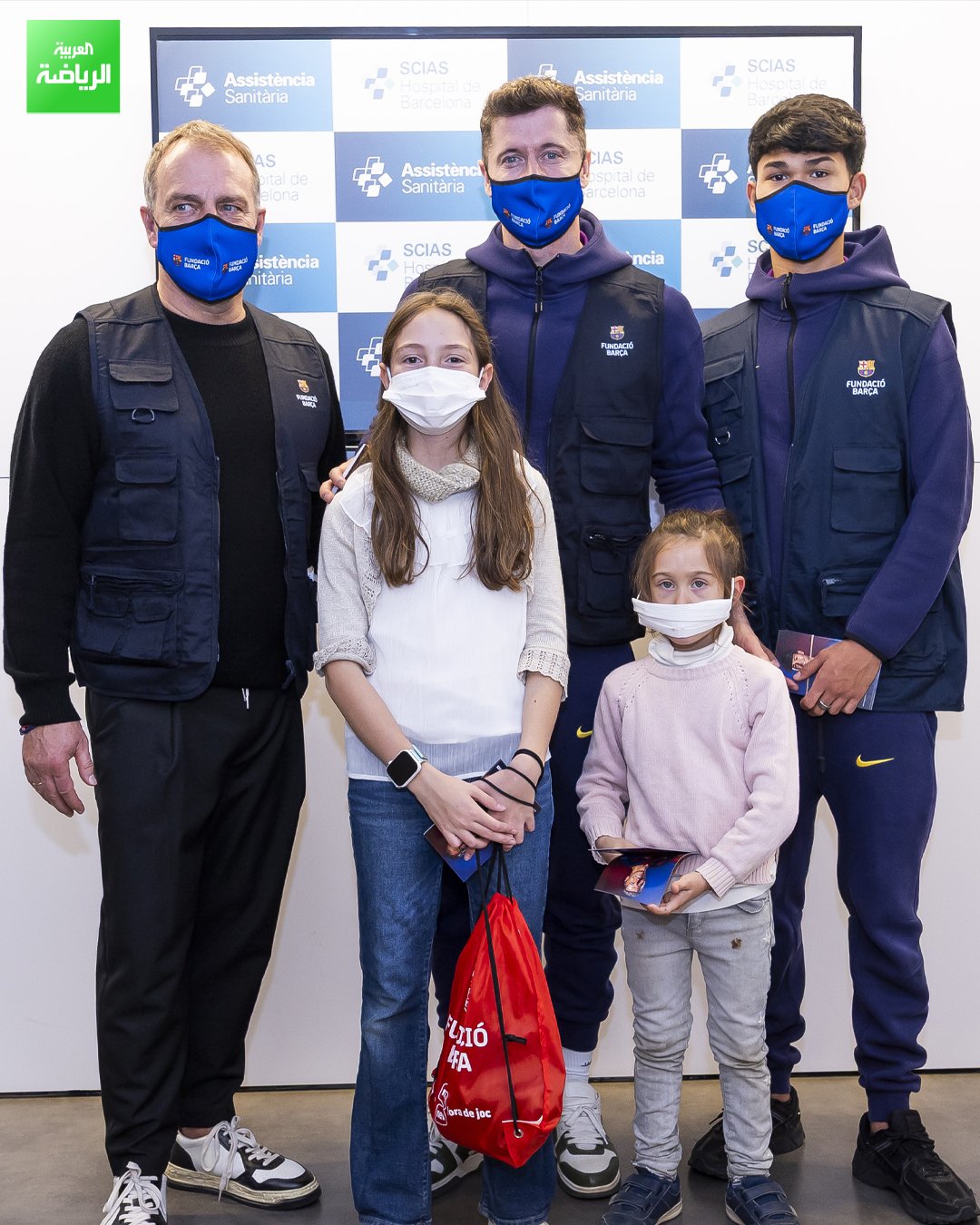 لاعبو برشلونة في جولة لزيارة المستشفيات ضمن فعاليات عيد الميلاد 