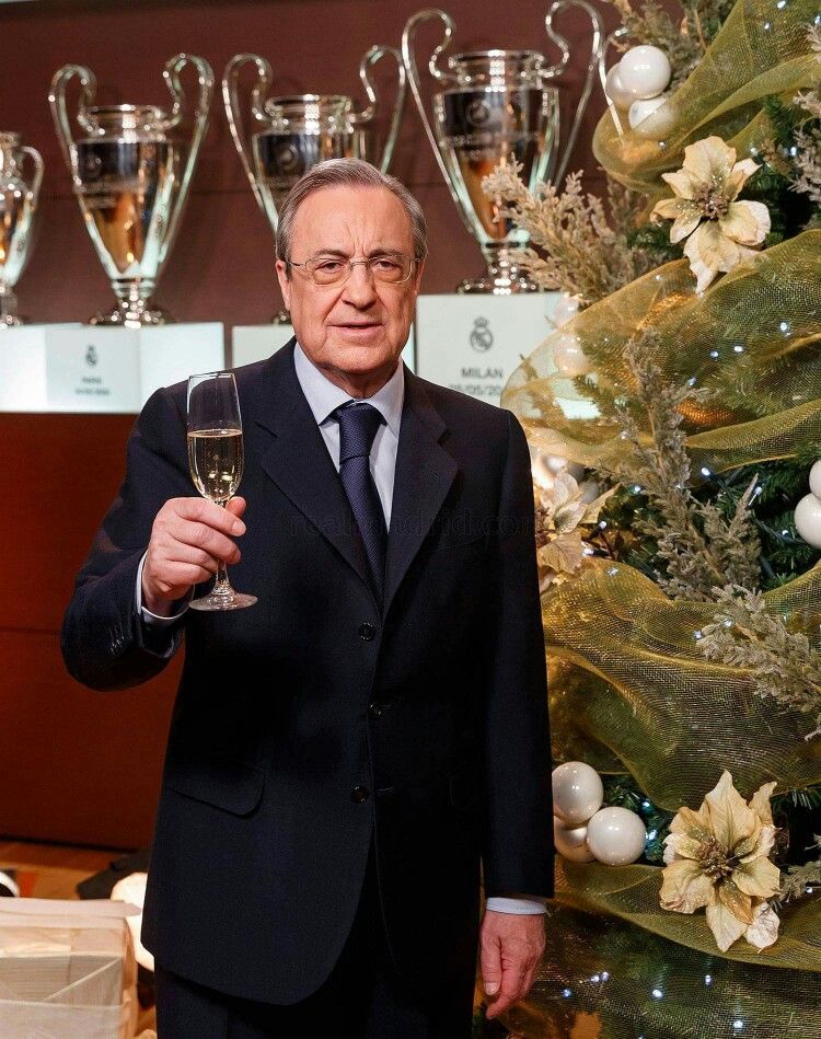 theMadridZone's tweet image. 🚨 Florentino Perez, in his Christmas speech to the players today: "At Real Madrid, we cannot become complacent. Here, we must fight until the very end, and that is what I ask of you: that with this shirt, no one gives up until the final whistle of every match. And that you give…