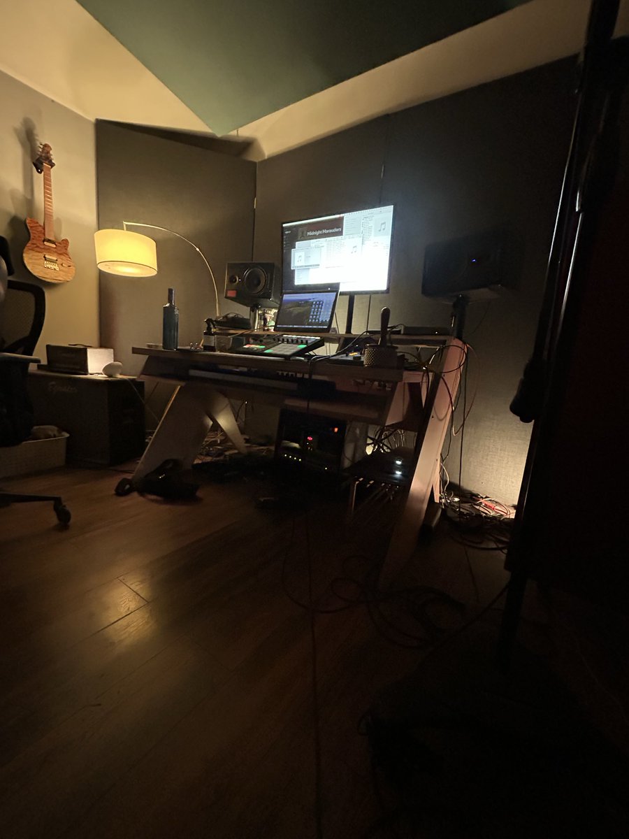 OriginalUndergr's tweet image. Listening to the original stems from Michael Jackson’s “Rock with You”
🙄🫨🤯