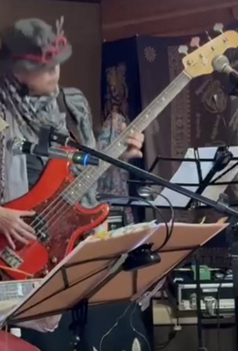 おはようございます

昨晩はクリスマスライヴでベースを弾いてきました

出演バンド
♬FRIDAYCATS
♬器楽の森
♬マリオくん

めっちゃ楽しませていただきました