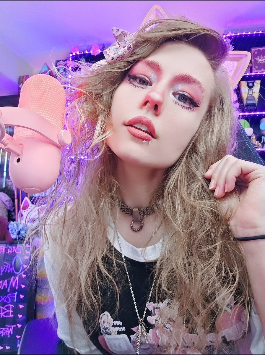 Sy_GameOn's tweet photo. Taking tomorrow off for my hair and some set design stuff.. Come vibe with me today?
🥰💜🥹
#livestreamer #twitch #vibequeen #gamergirl #powerofpositivtiy https://t.co/VaQ3sqrNUX
