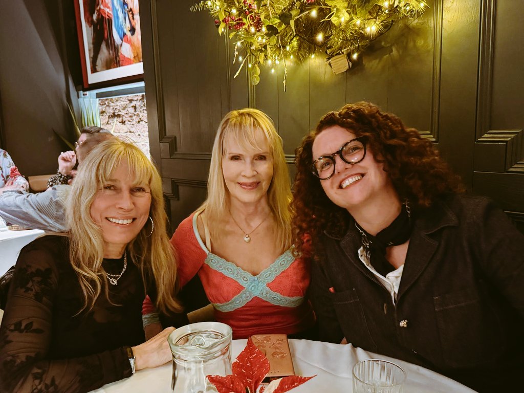 Are you feeling Christmasy yet?

Finally feeling it having dinner with these two beauts (and a couple margaritas 😊🍸)

Happy weekend 🎉🎄