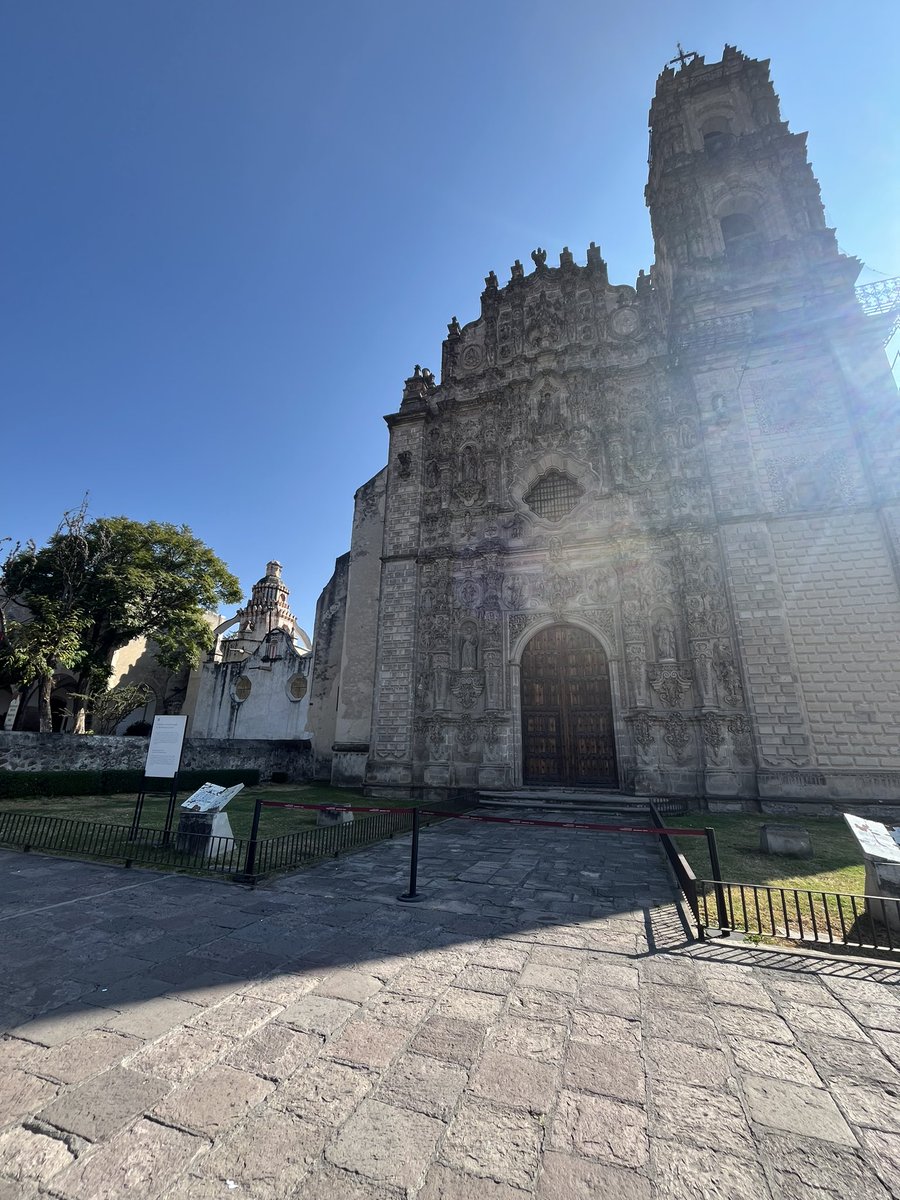 La construcción de la fachada del Templo de San Francisco Javier que vemos hoy comenzó en 1760 y, dos años después, se completó también la torre del campanario.
 
#MuseoNacionalDelVirreinato #Tepotzotlán