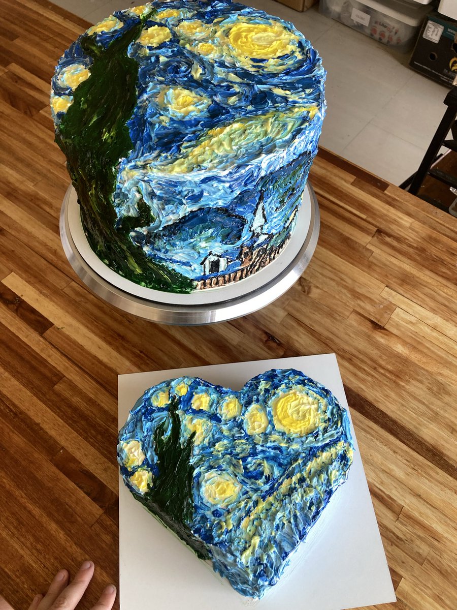 Azupuma's tweet image. Este finde tuve dos grandes desafíos, hacer la noche estrellada dos veces y una de ellas en una torta enorme para 70 porciones, la otra una torta inspirada en la Bauhaus