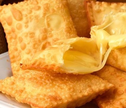 Em entrevista exclusiva, Gusttavo Lima revela duvidar da existência do pastel:

"Como colocam o recheio dentro se ele é fechado? Só pode ser mágica", disse o cantor brasileiro, perplexo.