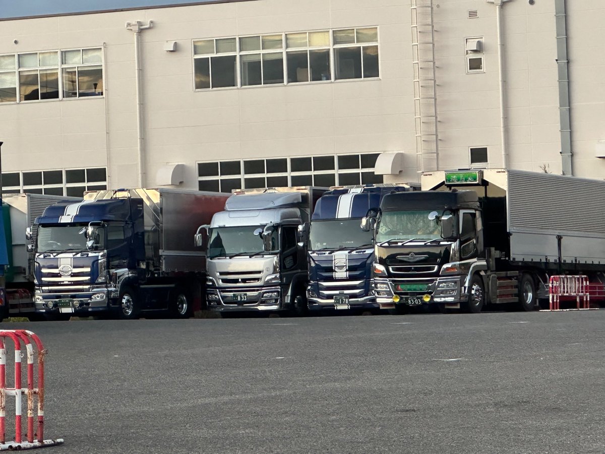 毎度、全く見せる気ない B'z ツアトラ ラッピング車‼️ なぜ他の