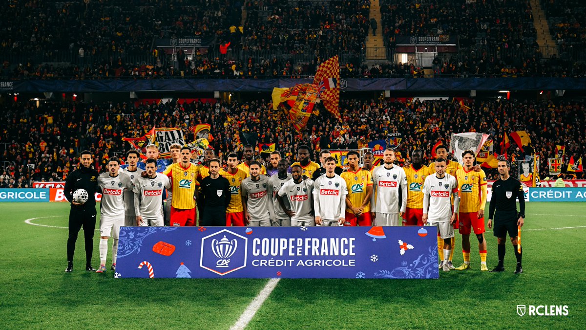 RCLens's tweet photo. Avec les 𝒉𝒐𝒏𝒏𝒆𝒖𝒓𝒔 👏
Dans l'esprit du Nord, le Racing félicite l'Entente Feignies-Aulnoye FC pour son parcours en @coupedefranceCA et lui souhaite le meilleur pour la suite de la saison. 🤝
#RCLEFAFC https://t.co/iGHRJZaksq