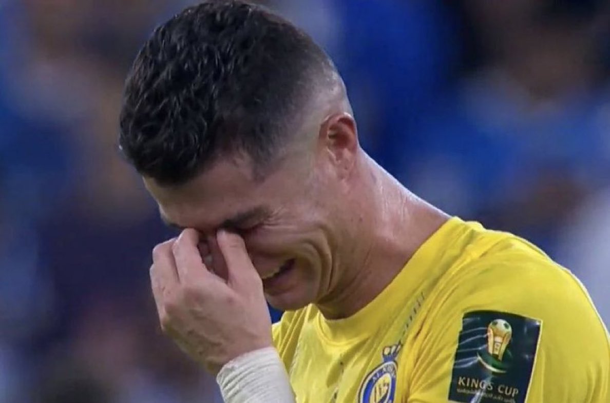 CFD_Oficial's tweet image. Homens quando sua camisa de futebol preferida começa a ficar velha e soltar os números e patrocinadores: