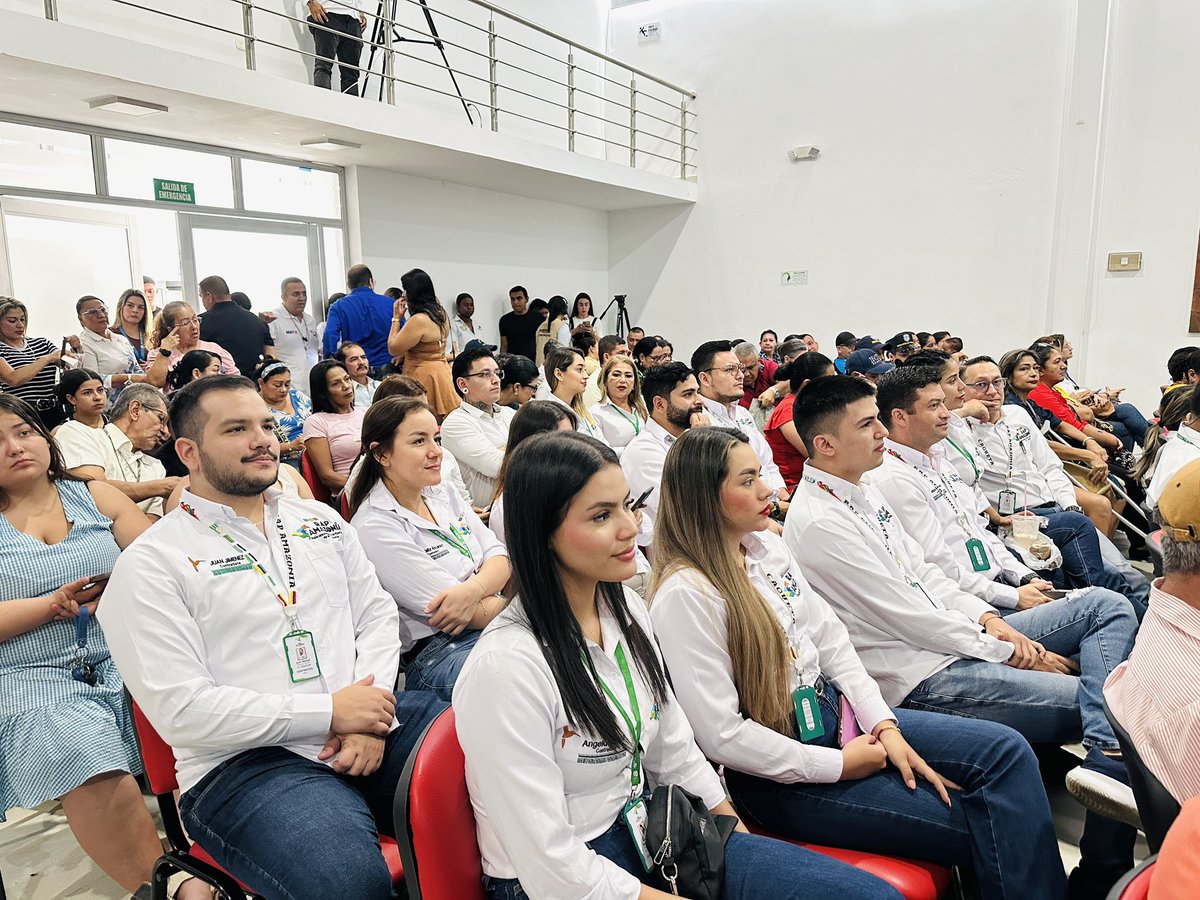 Por invitación del gobernador del Caquetá Luis F. Ruiz, junto a su administración #ObrasYNoPromesas, participamos en la Audiencia Pública de la Proposición de la Asamblea Departamental, donde se presentaron los resultados de dos años de gestión con obras para el territorio.