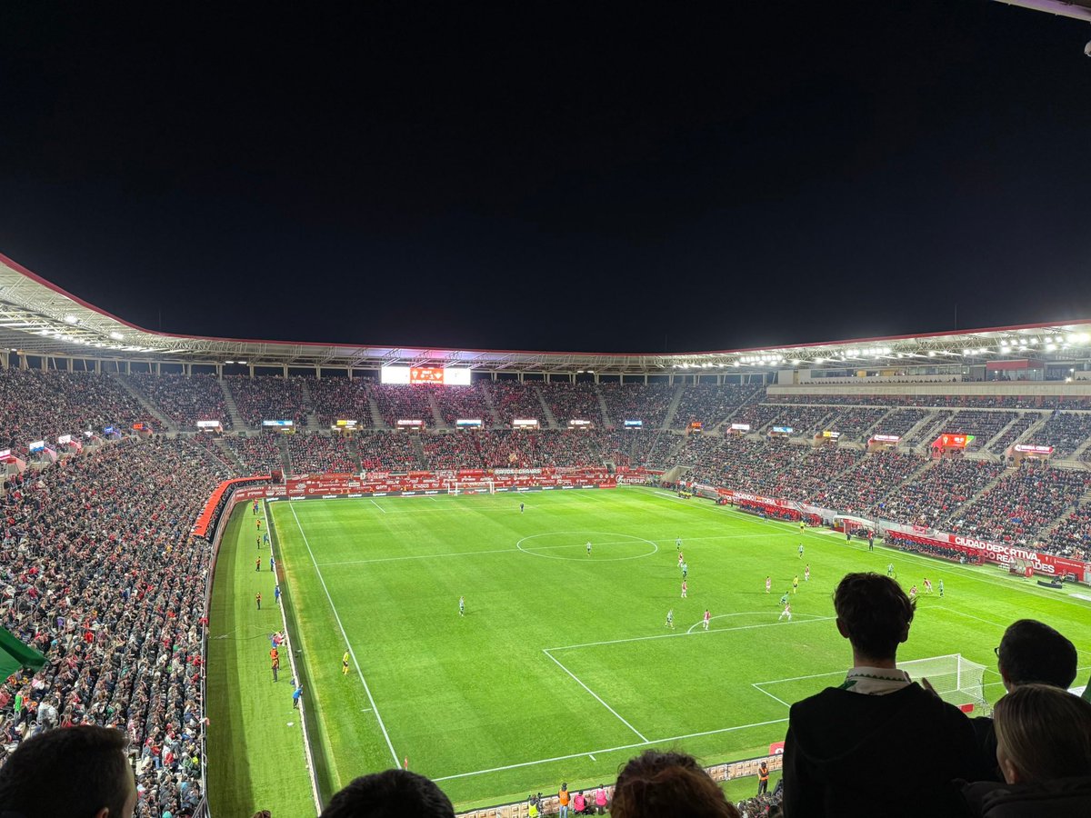 GradaBpro's tweet photo. Hasta que nivel está devaluada la cultura de club en nuestro país que ayer fue noticia que el estadio del @realmurciacfsad se llenase con más de 30.000 espectadores.

Una imagen, que es habitual en otros países, es noticia aquí porque prácticamente te meten hasta en la sopa ser de 2 equipos o posicionarte con uno de ellos.

📸@amaya2396