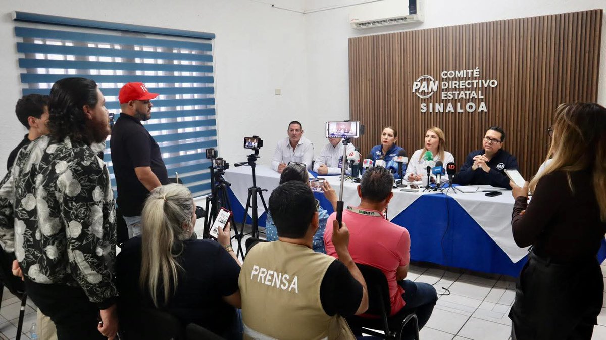 pansinaloa's tweet image. Hoy lo denunciamos en rueda de prensa: Morena y sus aliados aprobaron en fast track la desaparición de la CEAIP.
Un grave retroceso en transparencia que debilita los contrapesos y el derecho de la ciudadanía a saber.
En Acción Nacional votamos en contra. 💙
#Transparencia #CEAIP