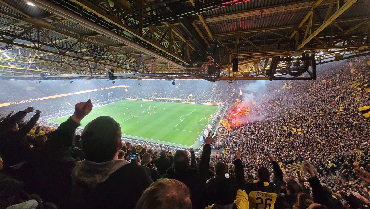 Ein Spiel für graue Haare
In dem Sinne, Happy Birtday Borussia Dortmund. Auf die nächsten 116 Jahre🖤💛