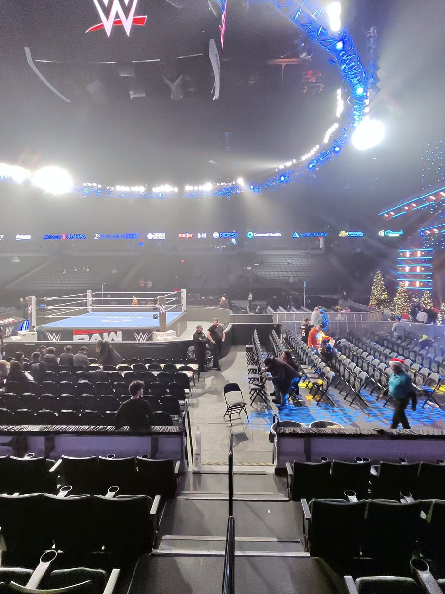 Doble show #SmackDown #RAW