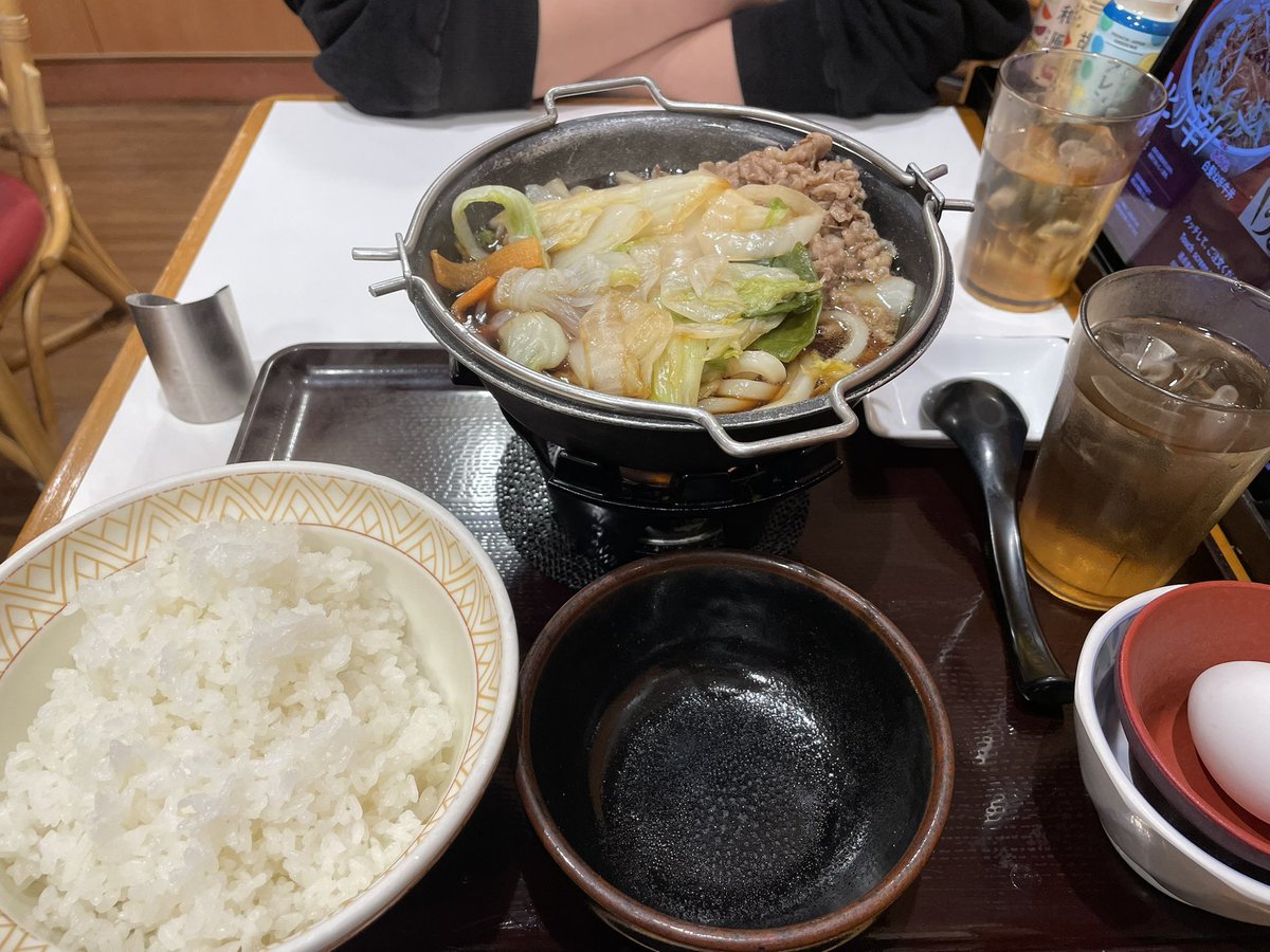 彼女と食べるすき家の牛すき鍋が最高に美味しかったし、幸せすぎました☺️彼女と食べるご飯は100倍美味しい！