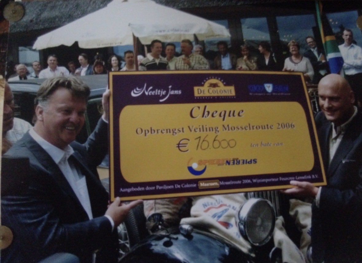 “Veiling voor #SpierenVoorSpieren bij De Colonie. Louis van Gaal zou het doen, maar zei: jij doet het beter dan ik. En dat bleek ook🤣🤣🤣🙏🙏❤️❤️. €16.600. #SeriousRequest #HetGlazenHuis @LouisvanGaal #2006