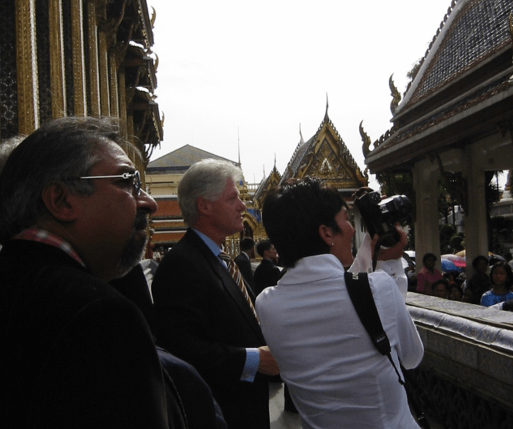 Le site contenant les dossiers Epstein semble être saturé (il y a un long temps d'attente), mais j'ai pu extraire ces images qui étaient dedans (parmi beaucoup d'autres), où l'on voit Bill Clinton chez Epstein, et avec Ghislaine Maxwell.