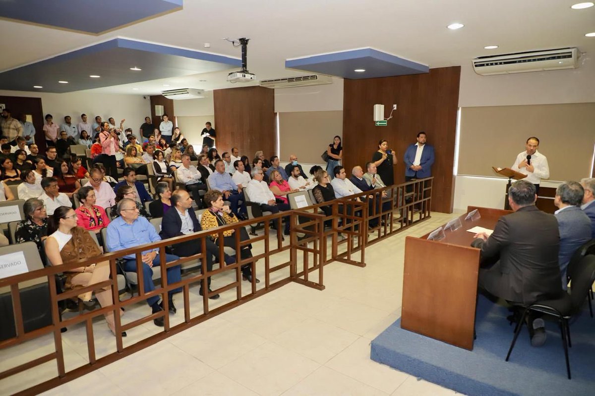 Fue un honor acompañar a la Escuela de Derecho de Veracruz en la conmemoración de su 25° aniversario. 

Agradezco el reconocimiento que me otorgaron como egresado; lo recibo con orgullo y gratitud hacia una institución que marcó mi formación profesional y humana.