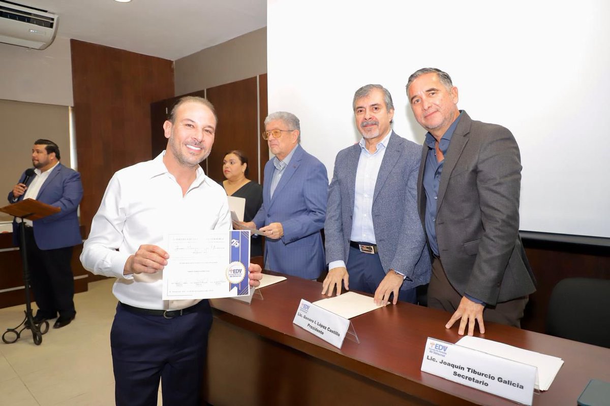 JM_UNANUE's tweet photo. Fue un honor acompañar a la Escuela de Derecho de Veracruz en la conmemoración de su 25° aniversario. 

Agradezco el reconocimiento que me otorgaron como egresado; lo recibo con orgullo y gratitud hacia una institución que marcó mi formación profesional y humana. https://t.co/x0wBvFB6Fw