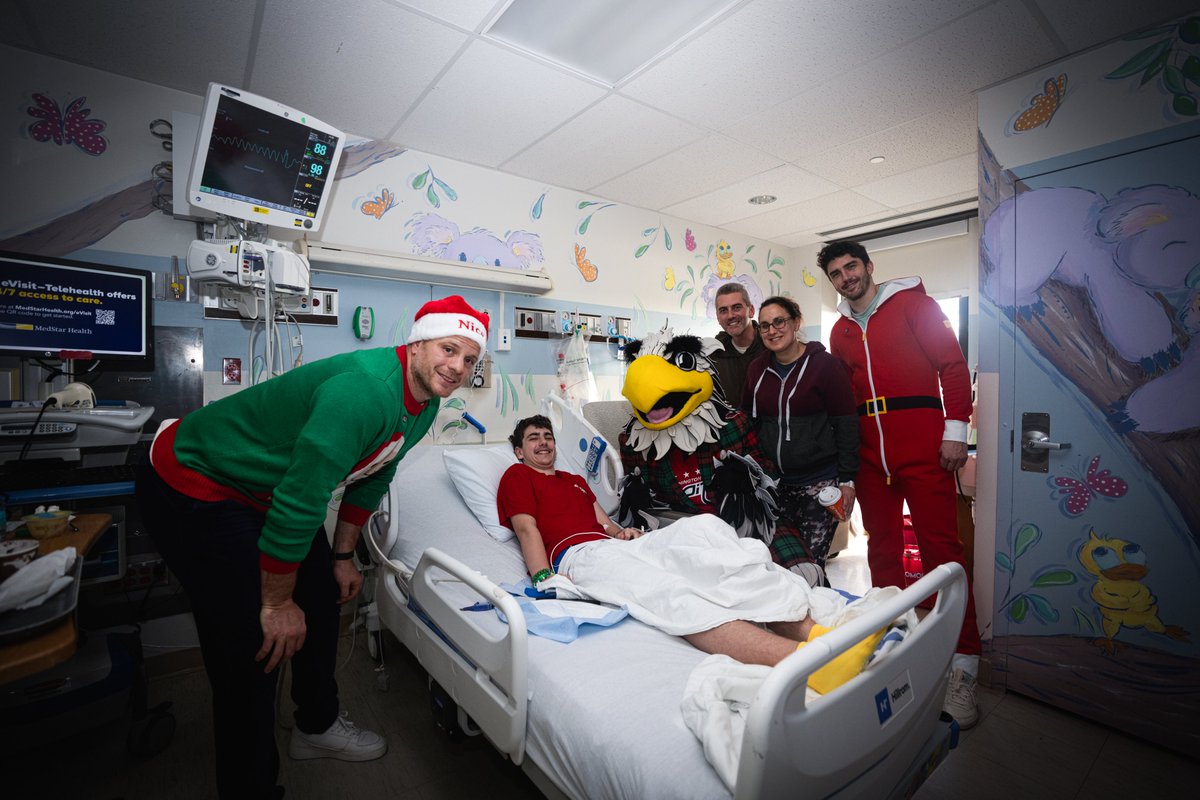 Capitals's tweet image. Safe to say everyone here is on the Nice List!

We absolutely loved getting to spend the afternoon with our friends at @MedStarHealth and share in the Capsmas spirit.

#ALLCAPS