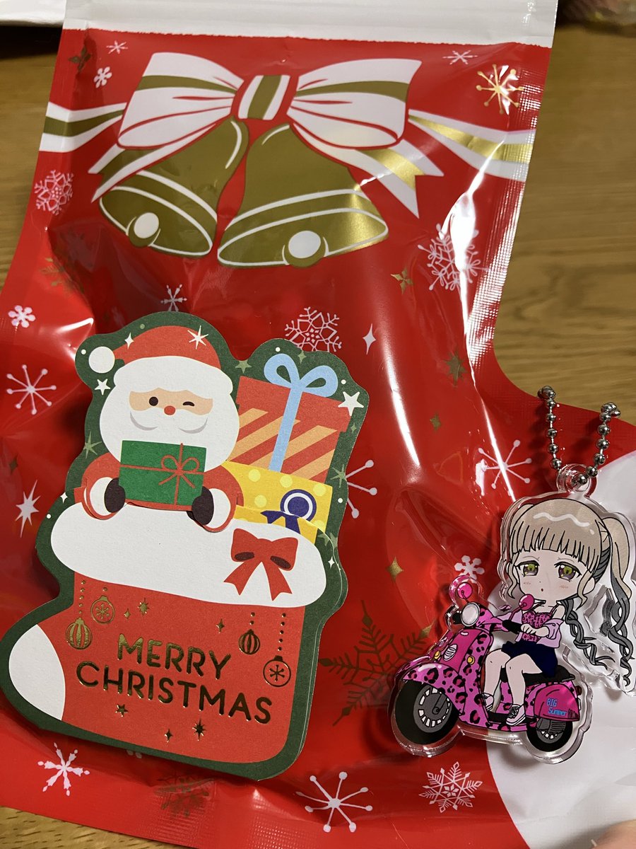 のんちゃんから、アクキーが届いたぁ✨️実物もめっちゃ可愛い♡♡♡🫶🥰

アクキーと一緒に送られてきたお菓子のチョイスに、さすがのんちゃん！と思ったwノーマル以外は初めて見る味だったwww🤣(これから受け取る人の為に念の為内容は伏せておくね)

のんちゃんサンタ、素敵なギフトを有難う♡🥰