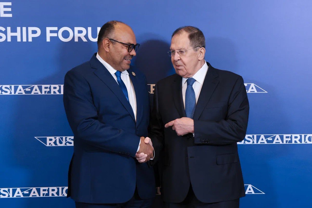 🇷🇺🇹🇿 Pembezoni mwa Kongamano la pili la Mawaziri Urusi-Afrika linalofanyika sasa jijini Cairo, Misri, Waziri wa Mambo ya Nje wa Urusi Mhe. Sergey Lavrov amekutana na Waziri wa Mambo ya Nje na Ushirikiano wa Afrika Mashariki Mhe. Mahmoud Thabit Kombo.