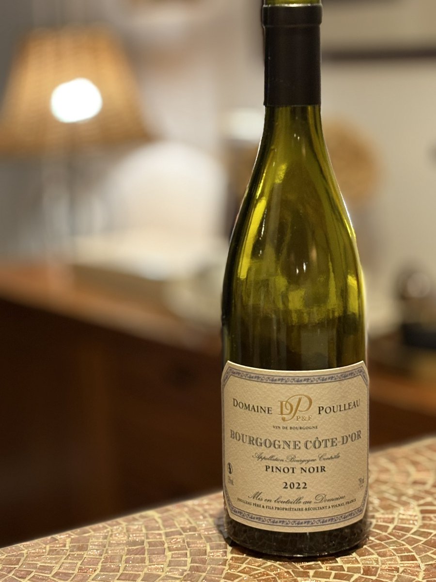 ChPaillet21's tweet image. Prendre du plaisir simplement avec ce très joli #Bourgogne Pinot Noir des amis @PoulleauF et @PoulleauThierry, vignerons à #Volnay, sur un plat de tomates farcies 😋