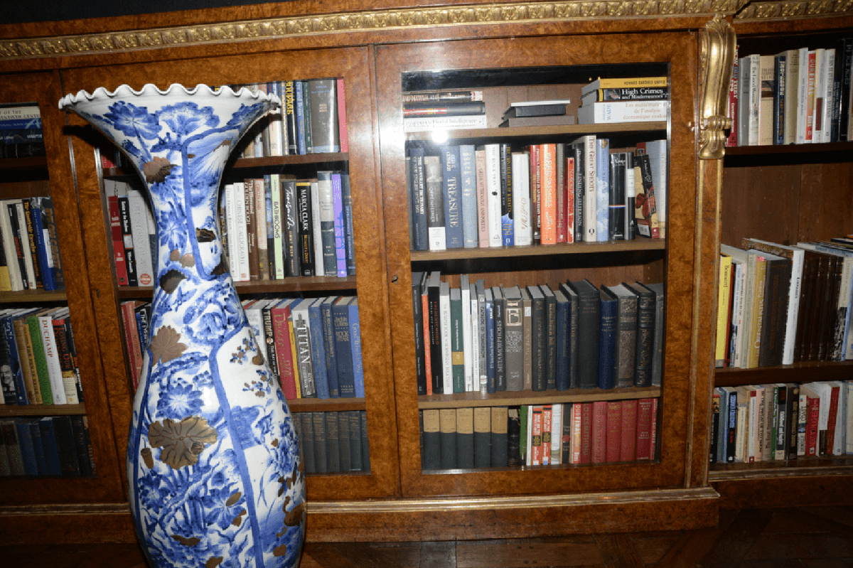 Мне нравится что по запросу clinton там 109 результатов (много фото различной степени поганости), а по trump — два, один из которых фотография книги Fire and Fury, а второй — книжного шкафа где из-за вазы выглядывает The Art of the Deal.

Самый литературный президент.