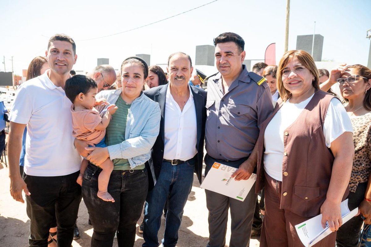 🏠 206 familias riojanas ya tienen su casa propia

El gobernador <a href="/QuintelaRicardo/">Ricardo Quintela</a> encabezó la entrega de 206 viviendas en el barrio Las Talas, en la zona sur de la Capital, finalizadas íntegramente con fondos provinciales.

En un contexto nacional adverso, La Rioja sigue