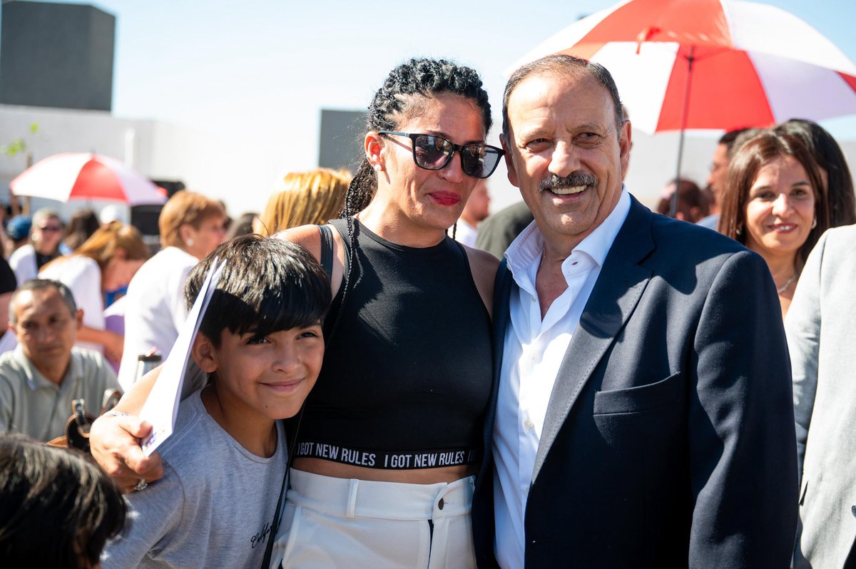 Hoy vivimos un momento de profunda emoción. Entregamos 206 viviendas a 206 familias.
Estas casas de 3 dormitorios y terminadas con fondos provinciales, no son solo paredes. Son servicios, infraestructura, esfuerzo y compromiso. Son la base para construir un proyecto de vida