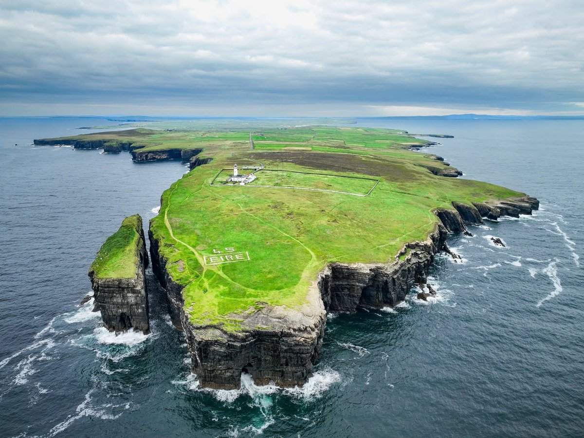 ThisIsIreland3's tweet image. 📍Loop Head is an amazing remote place and the westernmost point of County Clare 🇮🇪 

Its dramatic cliffs, crashing waves &amp;amp; historic sites will take your breath away 🏞️🌊

📸 Roman Klein

#Loophead #Ireland #Wildatlanticway
#Clare
