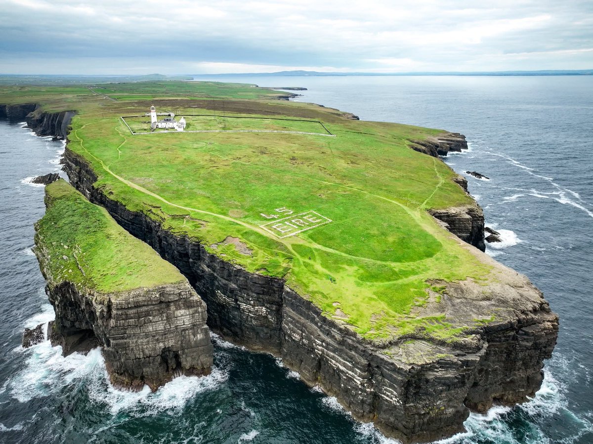 ThisIsIreland3's tweet image. 📍Loop Head is an amazing remote place and the westernmost point of County Clare 🇮🇪 

Its dramatic cliffs, crashing waves &amp;amp; historic sites will take your breath away 🏞️🌊

📸 Roman Klein

#Loophead #Ireland #Wildatlanticway
#Clare