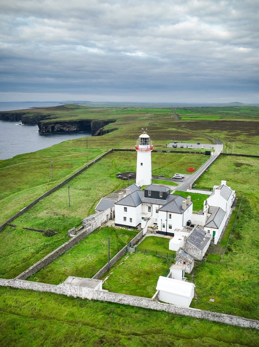 ThisIsIreland3's tweet image. 📍Loop Head is an amazing remote place and the westernmost point of County Clare 🇮🇪 

Its dramatic cliffs, crashing waves &amp;amp; historic sites will take your breath away 🏞️🌊

📸 Roman Klein

#Loophead #Ireland #Wildatlanticway
#Clare