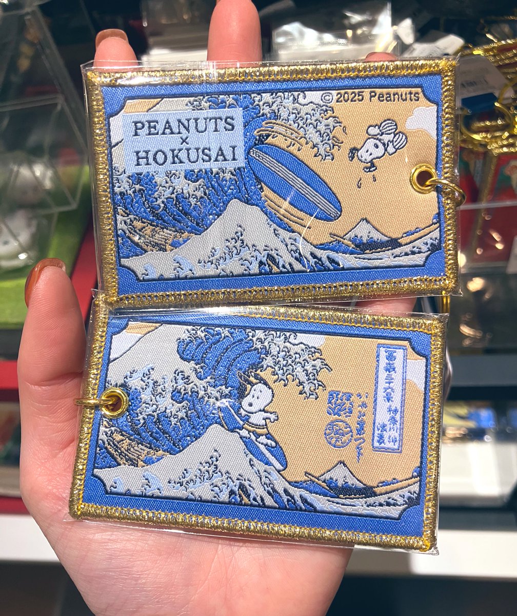 tobi_museumshop's tweet image. 北斎×SNOOPYの刺繍キーホルダー、店頭分再入荷いたしました🐶🌊✨
表面と裏面で異なるデザインを楽しめる両面仕様となっており、見る角度によって異なる表情をお楽しみいただけます。存在感のあるサイズながらも、薄型・軽量で、ポケットやバッグの中でも邪魔になりません。
#神奈川沖浪裏