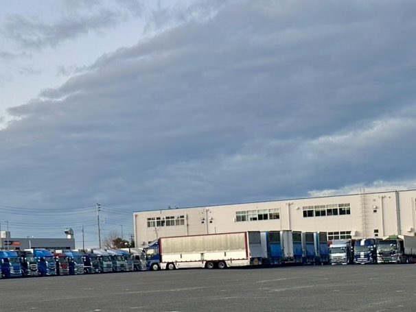 毎度、全く見せる気ない B'z ツアトラ ラッピング車‼️ なぜ他の