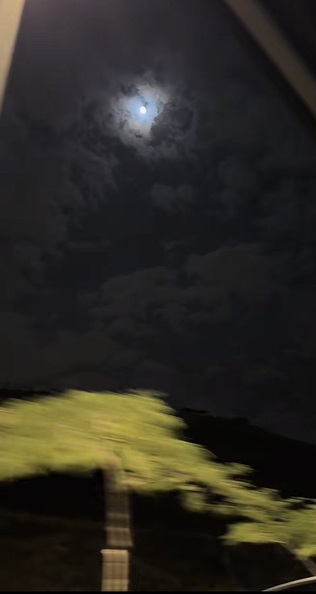 والقَمْرَة اللَّي نَوَّرَت ليل وَرَا لِيل❣️