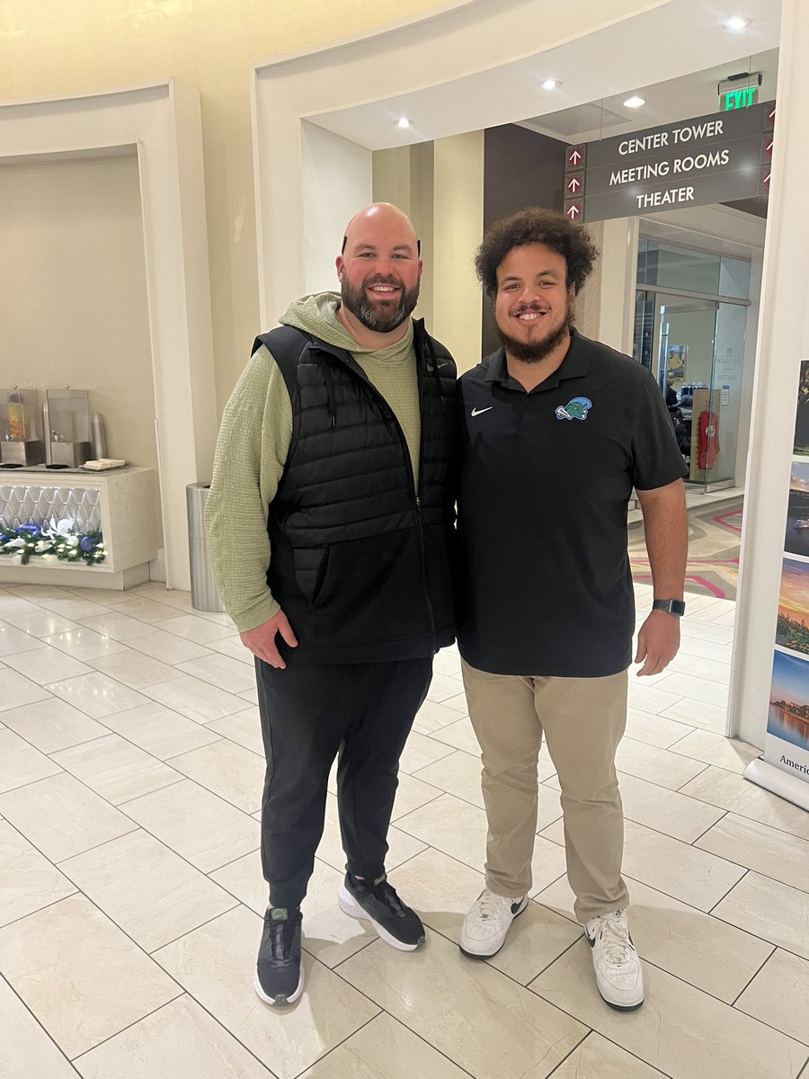 _SamCurtis's tweet image. Had to catch up with my guy @JeremiahCart79 while he was in town! ✊🏼🤝🏻

Goodluck tomorrow @GreenWaveFB 

@Teamworks