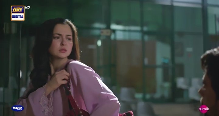 bhensharamkarlo's tweet image. Imagine someone stalking you, burning your new car in front your family, and misbehaving with your father instead of being scared you fall for him WTH? WHO WRITE THESES KINDS OF STORIES?