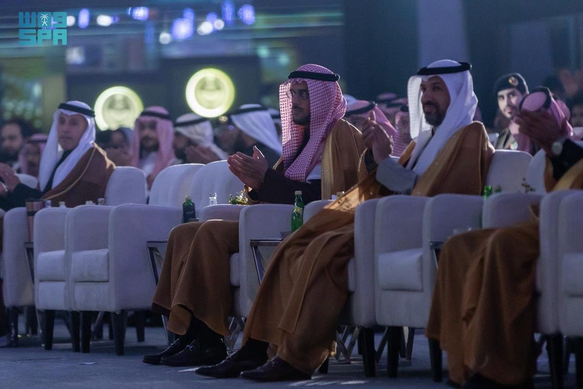 SPA_sci's tweet image. مساعد وزير الداخلية لشؤون التقنية يكرم الفائزين بجوائز التقنية.
spa.gov.sa/ar/w2472057
#واس