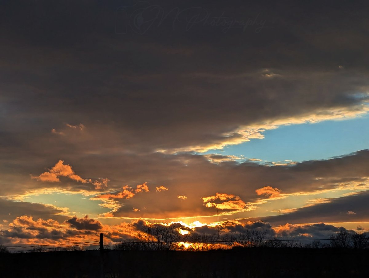 jnphotographies's tweet image. Just a breathtaking sunset tonight as the cold air takes hold for a little bit... #PAwx