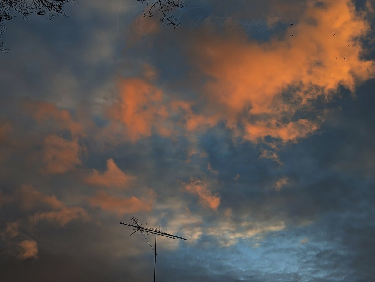 jnphotographies's tweet image. Just a breathtaking sunset tonight as the cold air takes hold for a little bit... #PAwx